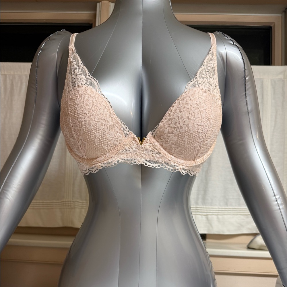 Victoria's Secret Lace Plunge Love Cloud Bra in Purest Pink
